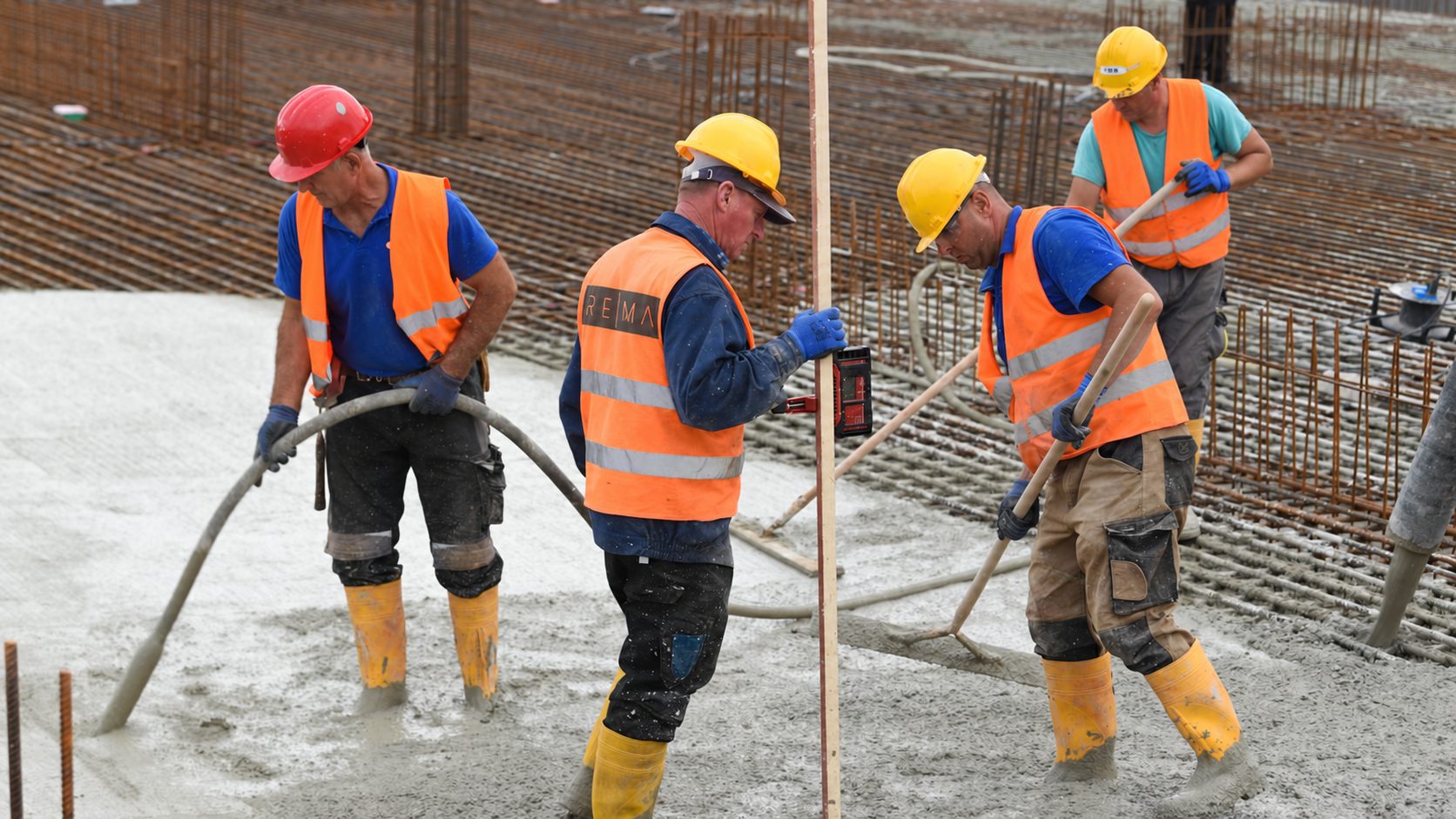 Equip de quatre operaris formigonant un forjat