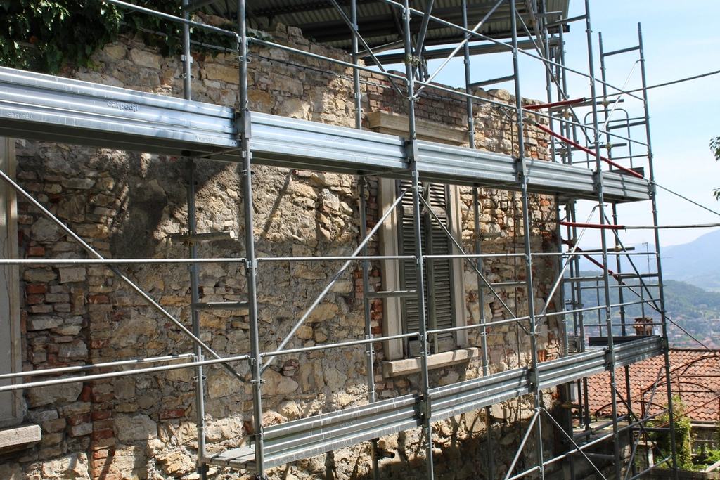 Bastida en la rehabilitació d’una façana de pedra